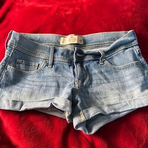 Size: 26 Low waisted Hollister Jean Shorts